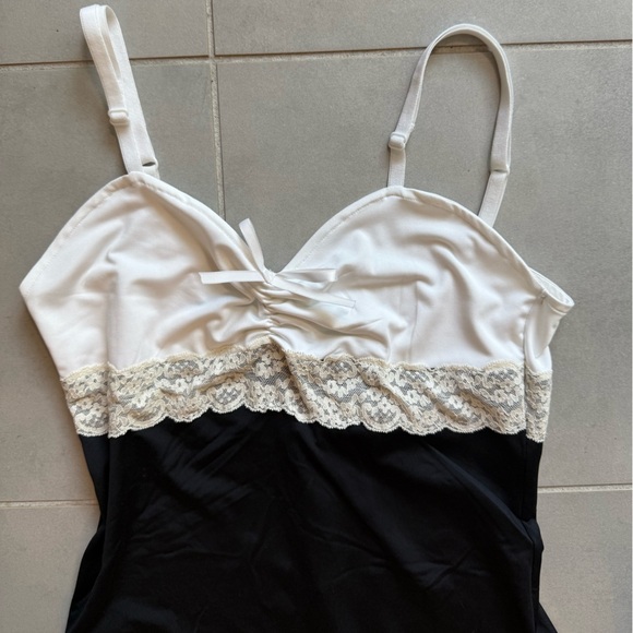 Elegant Black and White Women's Dress - Picture 6 of 8